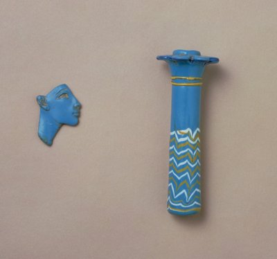 Palmkolom Kohl Fles en Fragment van Inleg van een Koninklijk Hoofd, uit Amarna, Nieuwe Rijk door Egyptian 18th Dynasty